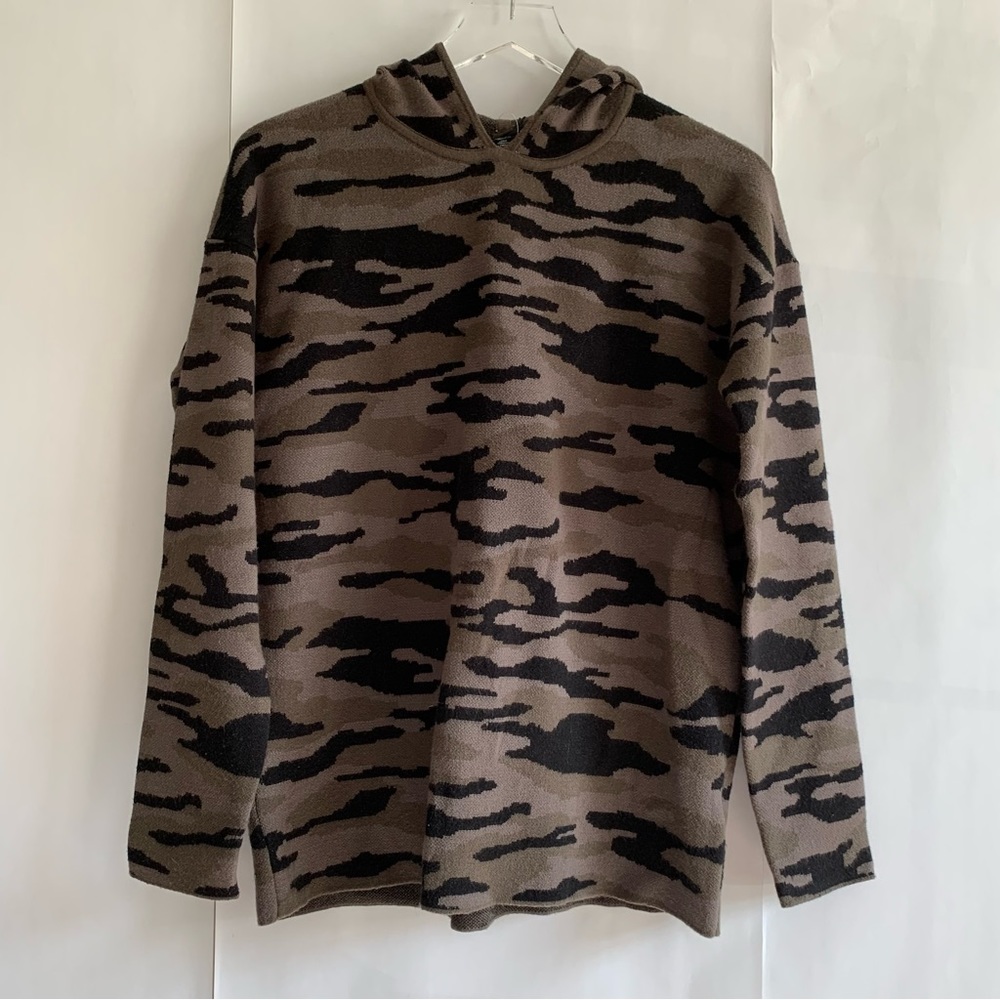 Tahari Camouflage Hooded sweater long sleeve